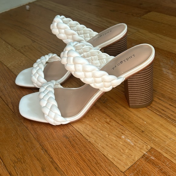 NWOT WHITE HEELS - Picture 2 of 4